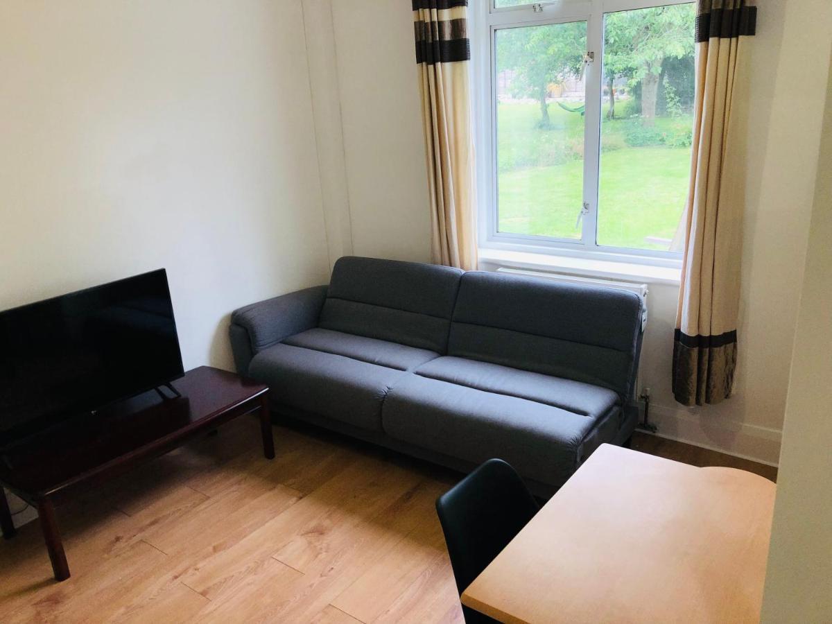 Amazing Quiet Garden House Near London Luton Airport Apartment Екстериор снимка