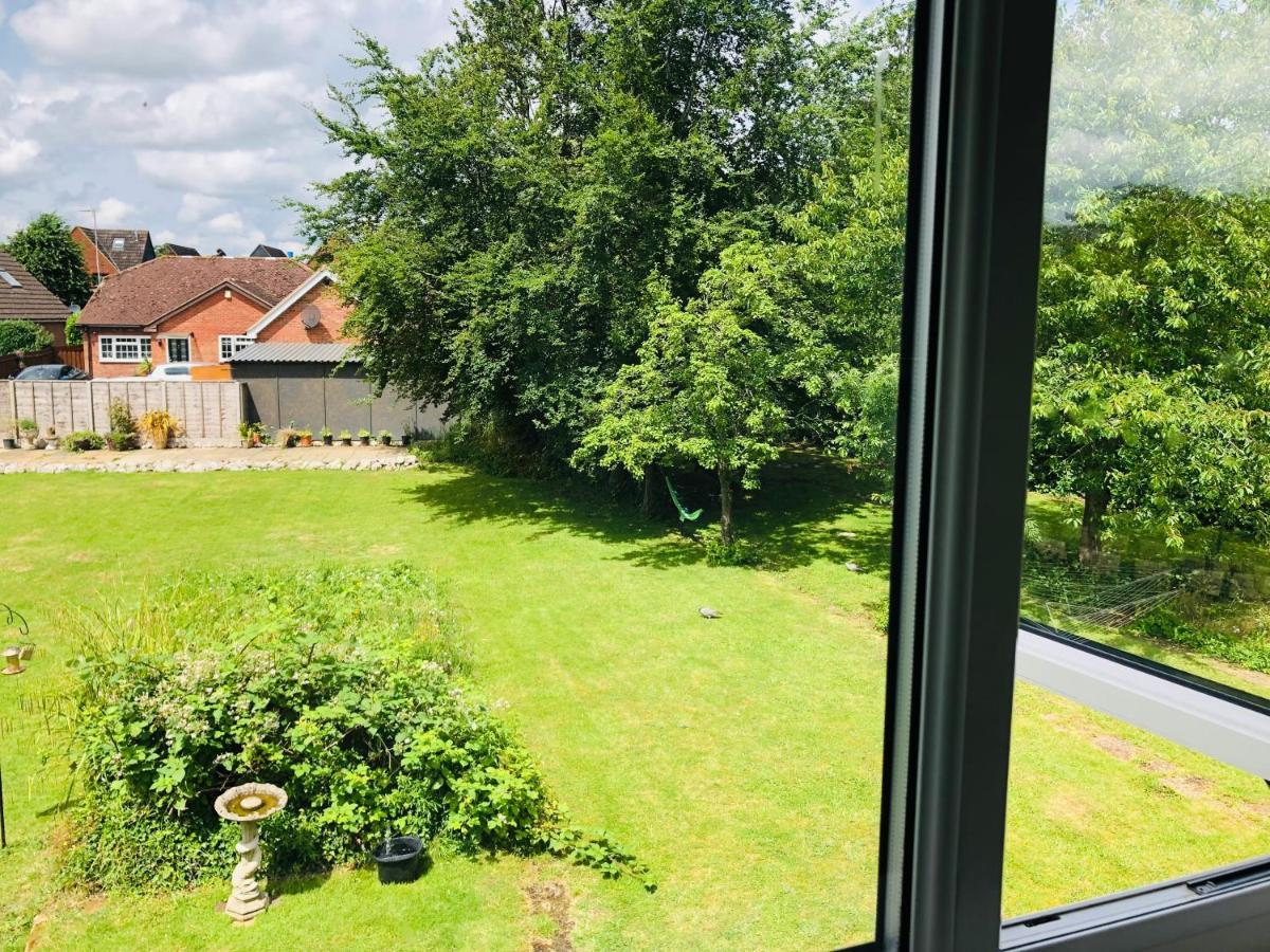 Amazing Quiet Garden House Near London Luton Airport Apartment Екстериор снимка